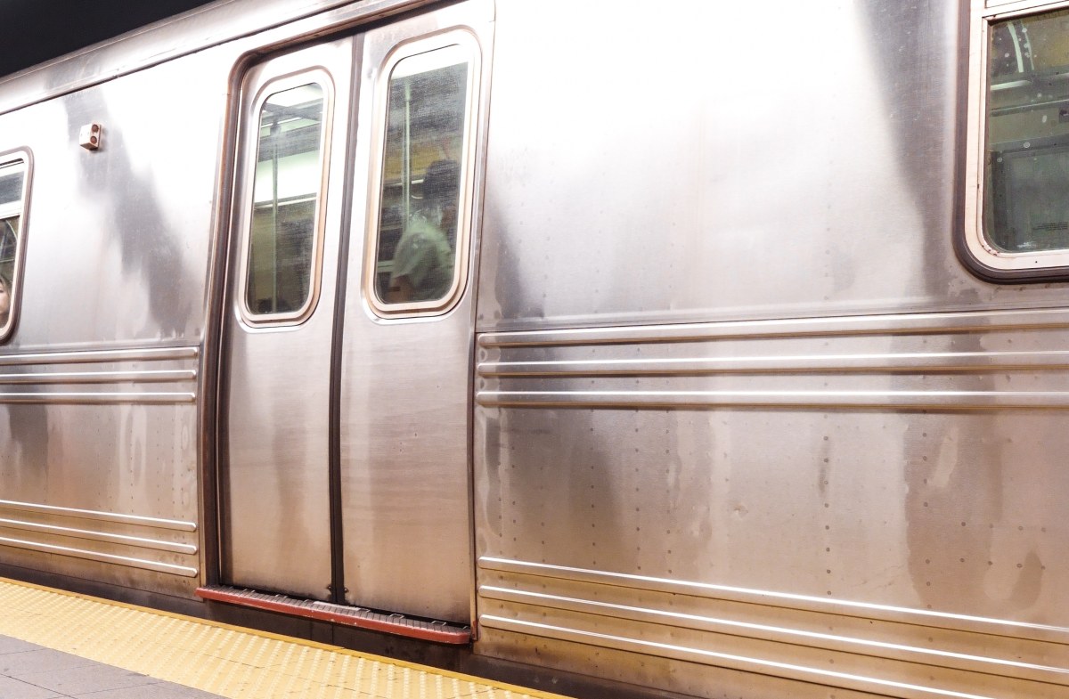 Wstrząsające odkrycie. Martwe nastolatki na dachu metra