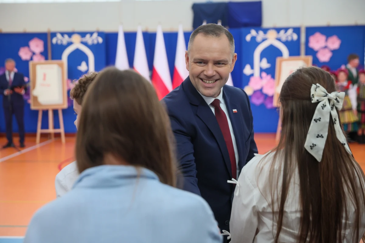 Prezydent Karol Nawrocki pojawił się w miejscowości Wolanów (woj. mazowieckie), by spełnić obietnicę daną miejscowej młodzieży. Tym razem chodziło nie o wielką politykę, a wspólną konsumpcję kebaba.