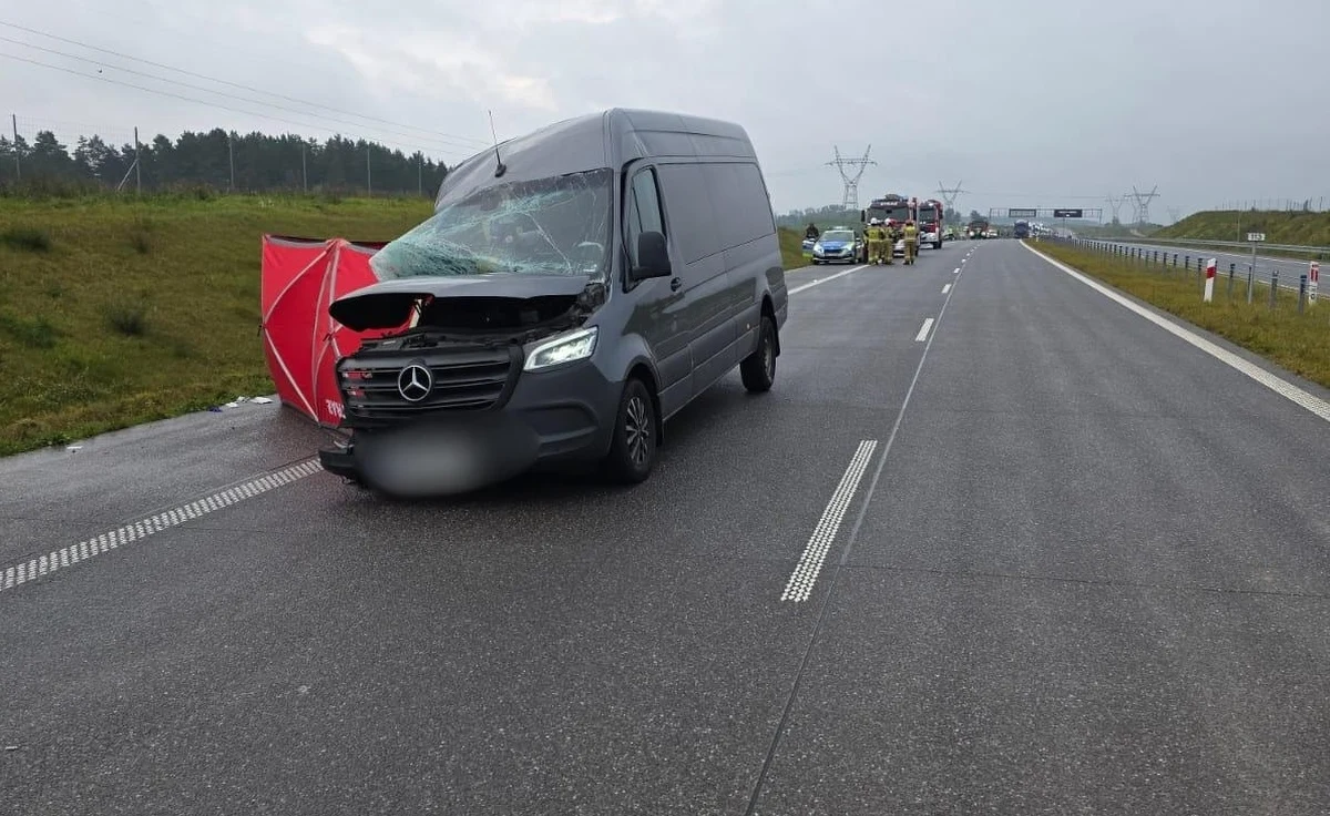 Tragedia na drodze krajowej S61 Ełk - Szczuczyn (Warmińsko-Mazurskie). Jedna osoba zginęła, a kilka zostało rannych po zderzeniu busa i lawety.