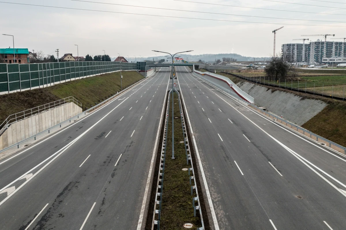 Kierowców w Krakowie czeka ważna zmiana. W nocy z niedzieli na poniedziałek drogowcy zmienią organizację ruchu na węźle Grębałów, który powstaje w ramach budowy nowohuckiego odcinka drogi ekspresowej S7. Cały odcinek między węzłami Grębałów i Nowa Huta ma być udostępniony z końcem tego roku.
