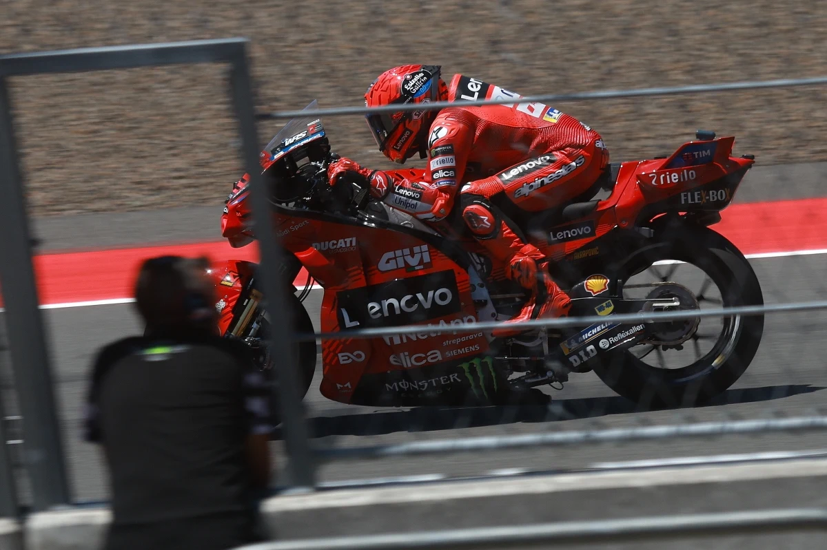 Hiszpan Marc Marquez (Ducati), który już wcześniej zapewnił sobie tytuł mistrza świata, miał fatalnie wyglądający wypadek podczas niedzielnego Grand Prix Indonezji. Triumfował debiutant Fermin Aldeguer (Gresini).