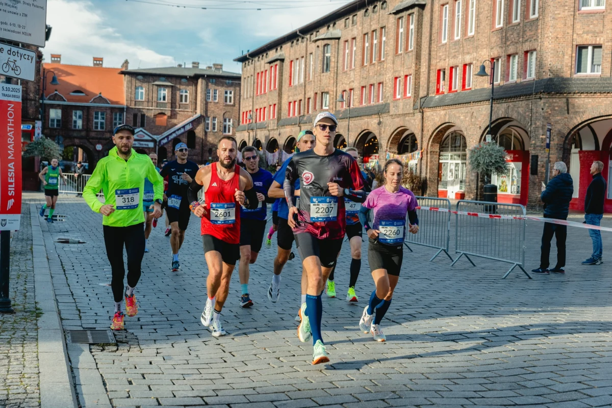 Kenijczyk Kennedy Kipkemoi Rono jako pierwszy minął metę 17. Silesia Maratonu na Superauto.pl Stadionie Śląskim. Jego wynik (2:12:30) to nowy rekord trasy.