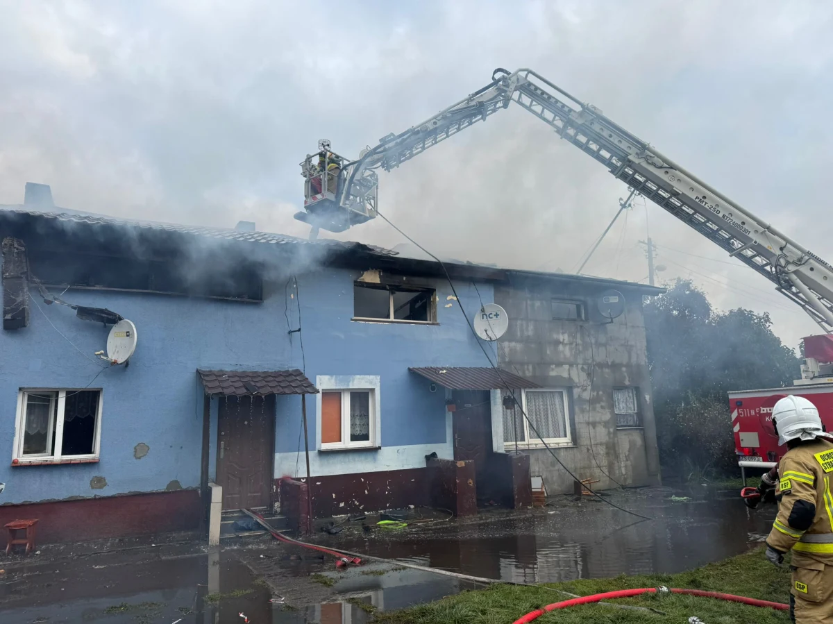 Dwie osoby trafiły do szpitala, a 19 ewakuowano w związku z pożarem poddasza budynku wielorodzinnego w Kunowie (gm. Banie) w województwie zachodniopomorskim. Strażacy opanowali ogień i sprzątają pogorzelisko.