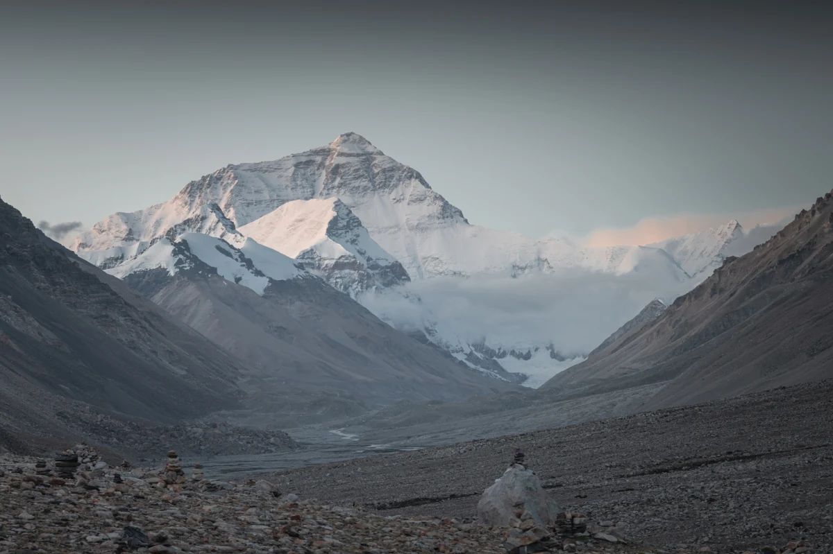 Śnieżyca uwięziła niemal tysiąc turystów na wschodnim, tybetańskim zboczu Mount Everestu. Informację podały chińskie media państwowe. Do akcji ratunkowej zaangażowano setki mieszkańców okolicznych wiosek - pomagają oni w usuwaniu śniegu blokującego dostęp do obszaru położonego na wysokości prawie 5 tys. m n.p.m.