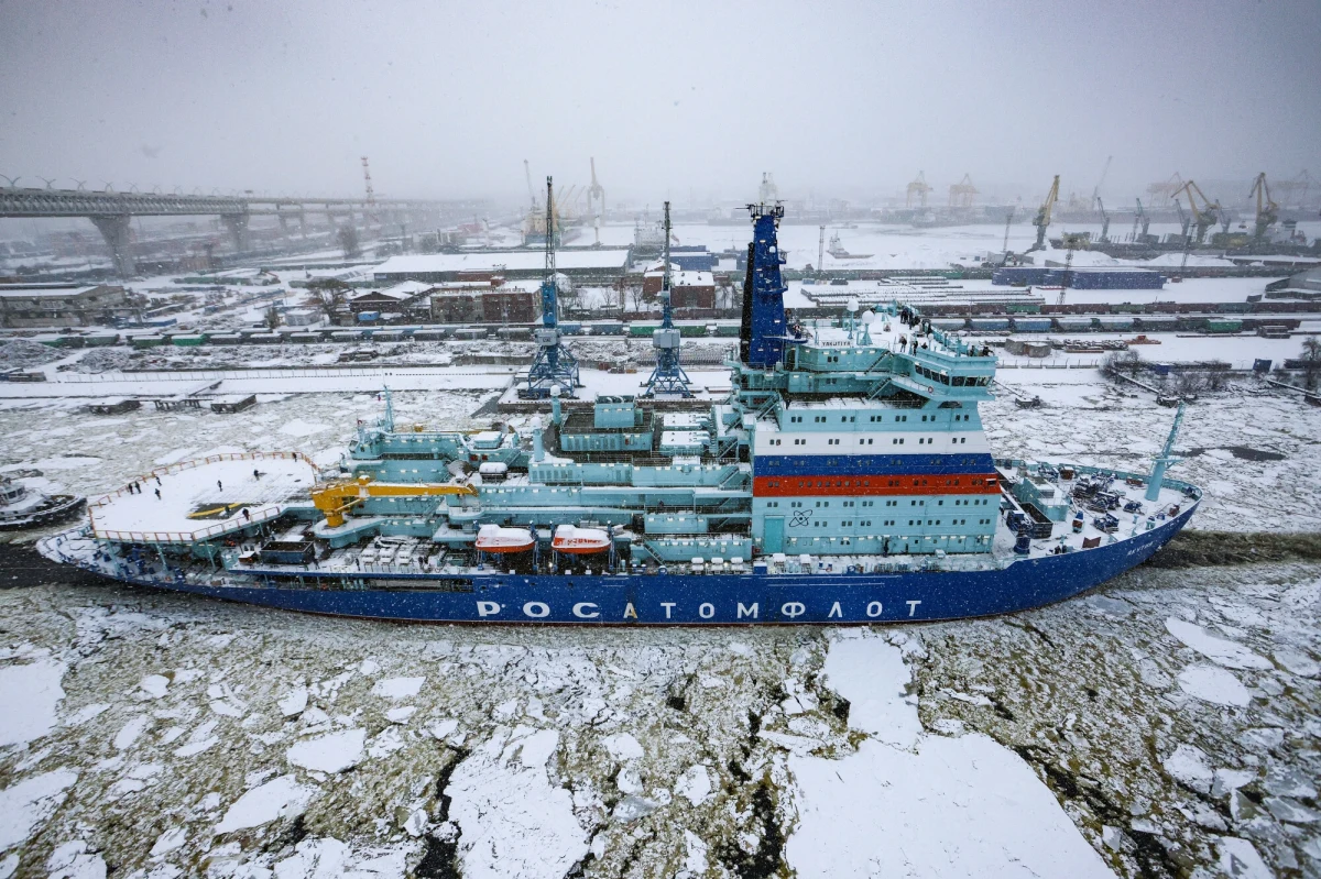 Zmiany klimatyczne coraz mocniej uderzają w rosyjską obecność wojskową w Arktyce - informują norwescy eksperci. W opublikowanej analizie wskazują, że infrastruktura militarna Moskwy, projektowana z myślą o mroźnych zimach i wiecznej zmarzlinie, nie wytrzymuje nowych, ekstremalnych warunków pogodowych. Rosja, zmagająca się z sankcjami i brakiem środków, może mieć poważne trudności z utrzymaniem kontroli nad strategicznym regionem Północy.