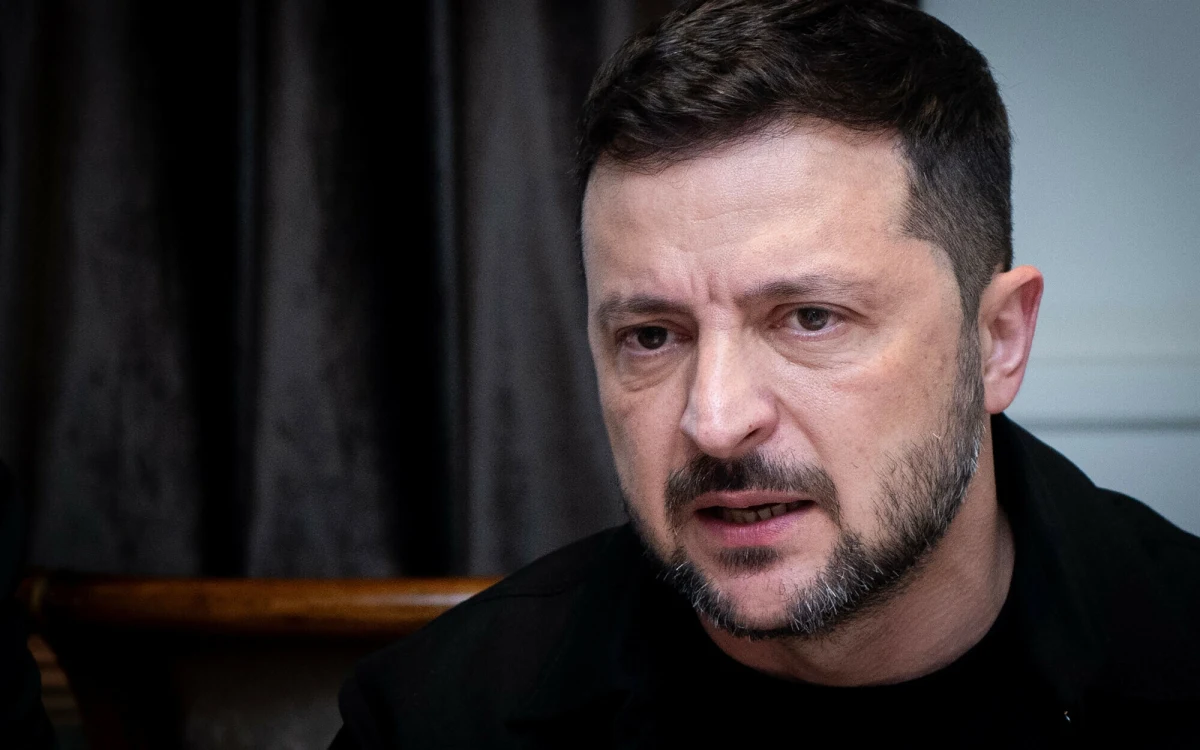 "Nie ma godnej, mocnej reakcji świata na to wszystko, co się dzieje" - stwierdził prezydent Ukrainy Wołodymyr Zełenski, komentując kolejny zmasowany atak powietrzny Rosjan. Zdaniem ukraińskiego przywódcy Władimir Putin "śmieje się z Zachodu", który nie jest w stanie silnie odpowiedzieć na działania Kremla. "Będziemy walczyć, aby świat w końcu nie milczał i aby Rosja poczuła odpowiedź" - zapewnił.