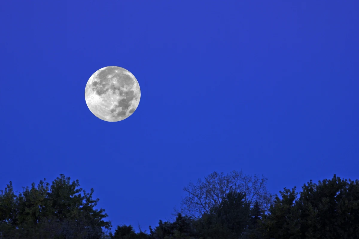 Już w nocy z 6 na 7 października 2025 roku na niebie pojawi się październikowa pełnia Księżyca, zwana tradycyjnie Pełnią Myśliwych. To wyjątkowy moment dla miłośników astronomii i wszystkich, którzy lubią obserwować niebo.