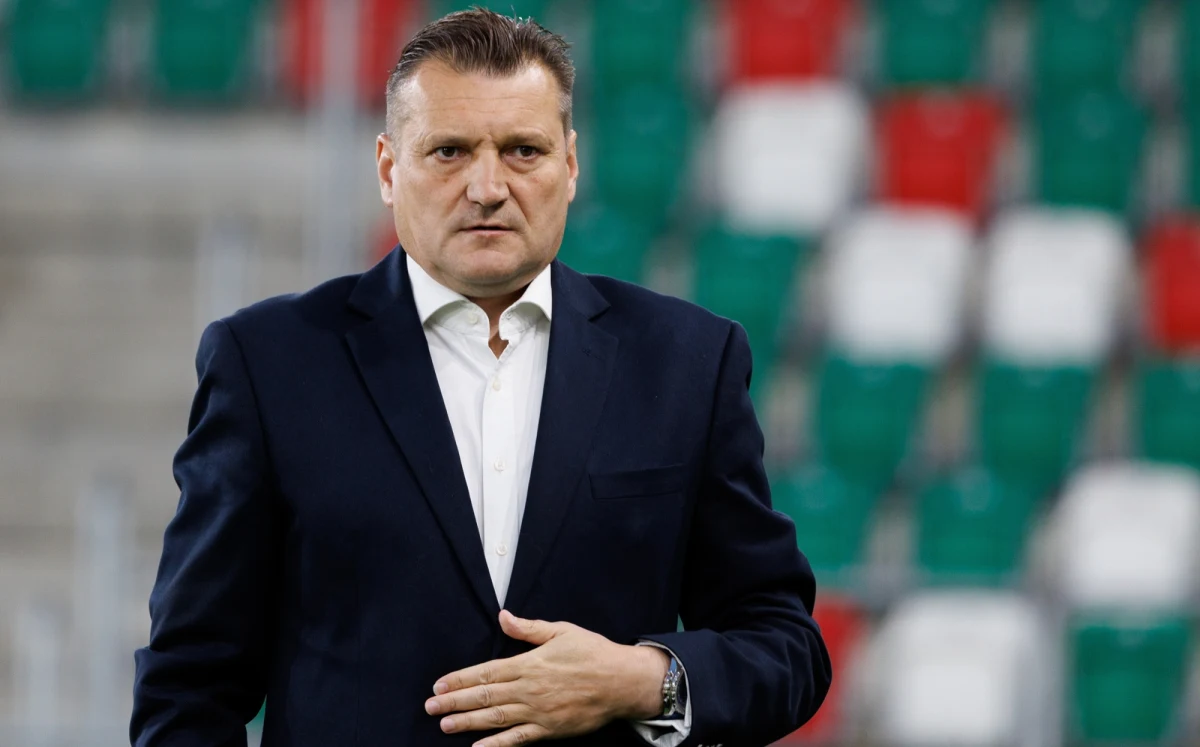 Pierwszoligowa Wieczysta Kraków rozstaje się z trenerem Przemysławem Cecherzem. Decyzja władz klubu zapadła po niedzielnej porażce z Odrą Opole, a wraz ze szkoleniowcem z zespołem żegnają się także jego najbliżsi współpracownicy.