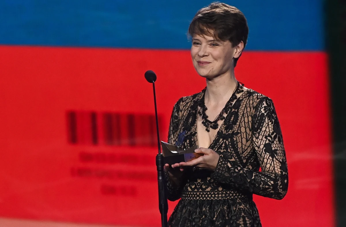 Eliza Kącka została tegoroczną laureatką Nagrody Literackiej "Nike" za książkę "Wczoraj byłaś zła na zielono". Jej poruszający esej, będący intymnym zapisem relacji matki i córki, zdobył uznanie zarówno jury, jak i czytelników. To opowieść o codziennych zmaganiach, poszukiwaniu porozumienia i akceptacji inności - bez użycia wielkich słów, ale z ogromną siłą literackiego wyrazu.