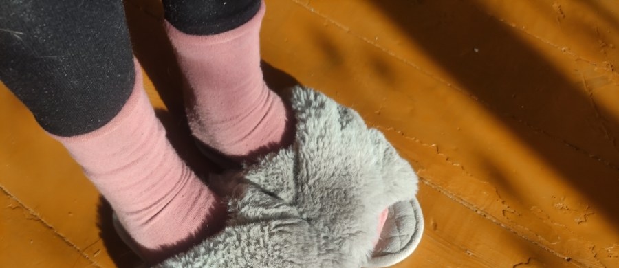 Jesienny chłód jest już wyraźnie odczuwalny - najczęściej chronimy przed nim stopy. Wkładamy skarpety lub okrywamy je kocem - bo to szczególnie one reagują na spadek temperatur. Czy jednak zawsze jest to jedyny powód?