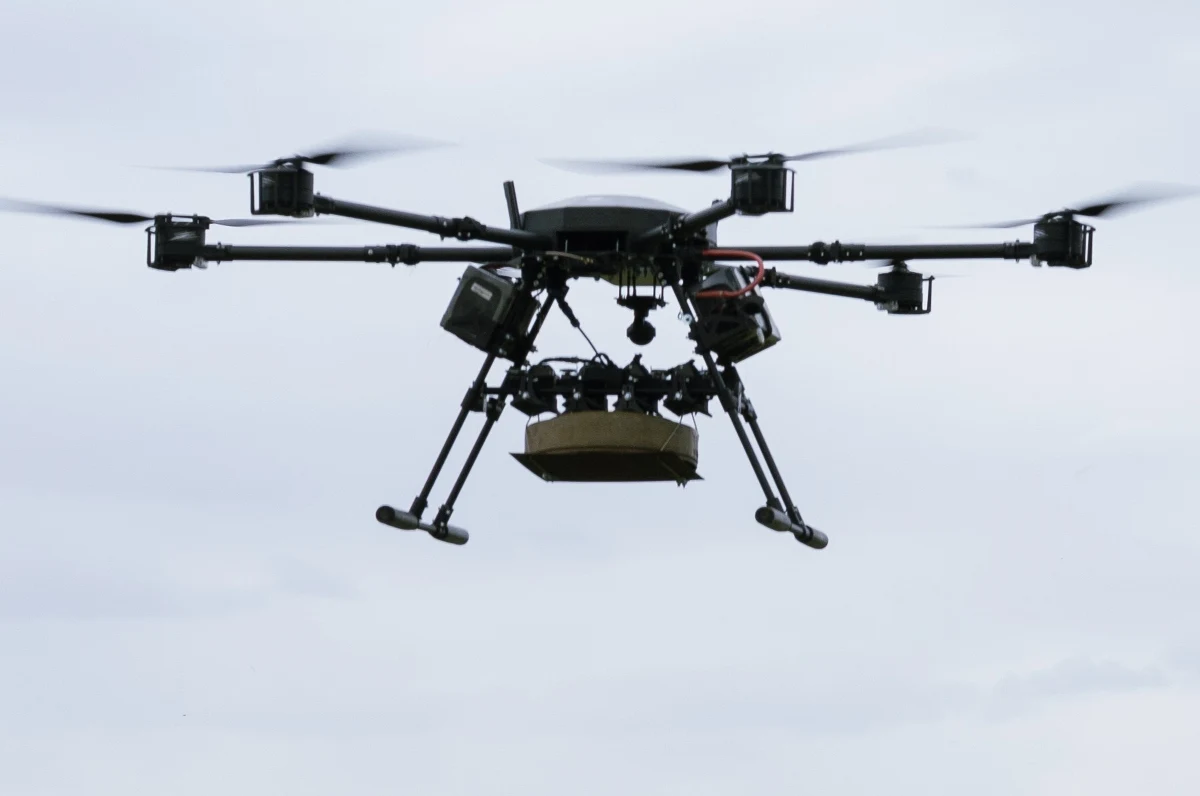 Rosyjska jednostka obrony powietrznej zniszczyła ukraińskiego drona lecącego w kierunku Moskwy, poinformował w poniedziałek mer stolicy Siergiej Sobianin za pośrednictwem komunikatora Telegram. Nocny atak ukraińskich dronów odciął z kolei dostawy prądu dla mieszkańców obwodu biełgorodzkiego na południowym zachodzie Rosji.