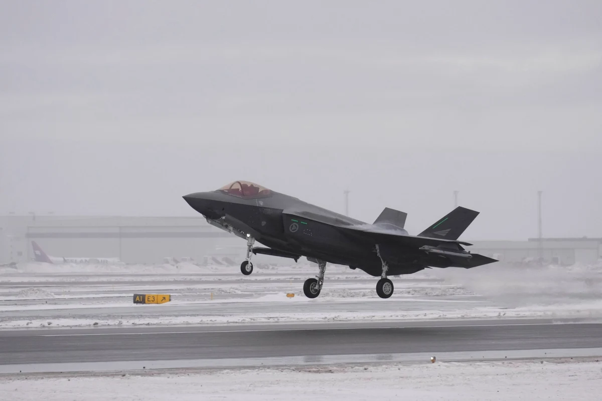 Dziś do Polski przyleciały dwa kolejne norweskie myśliwce F-35. Przez najbliższe tygodnie będą patrolować wraz z polskimi i holenderskimi samolotami polskie niebo. Maszyny wylądują w Poznaniu-Krzesinach.