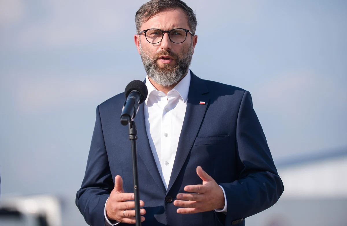 Były prezes Rządowej Agencji Rezerw Strategicznych Michał Kuczmierowski, oskarżony o udział w wielomilionowej aferze, od miesięcy przebywa w Londynie. Według informacji Jacka Harłukowicza z Onetu, Kuczmierowski miał pomagać brytyjskim służbom specjalnym w przerzucie broni na Ukrainę, co może zapewniać mu ochronę przed ekstradycją do Polski. Sprawa ujawnia powiązania polityczne, działalność tajemniczych firm i nieoficjalne kanały wsparcia dla walczącej Ukrainy.