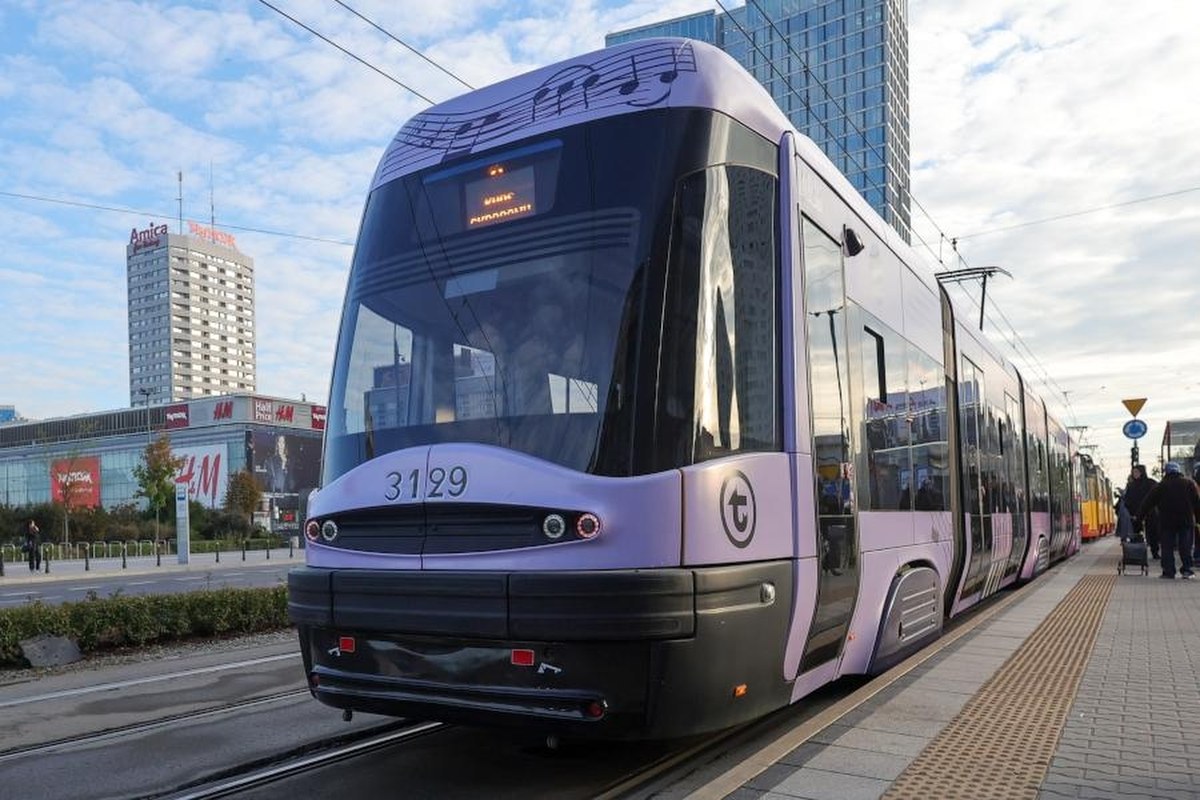 Warszawa gra Chopina. Tramwaj z fortepianem i muzykami na ulicach stolicy