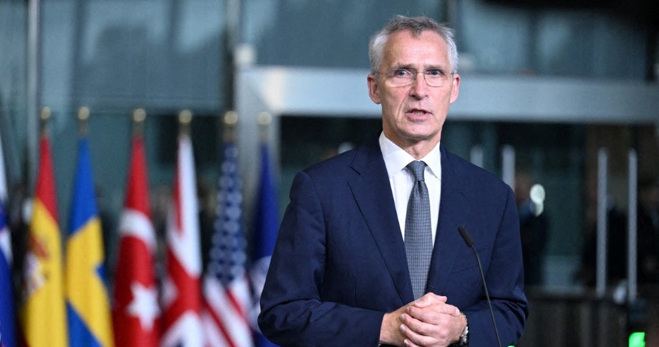 Były szef NATO posypuje głowę popiołem. "Godne ubolewania"