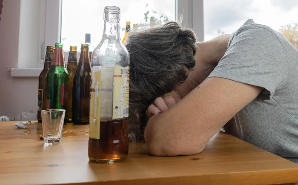 Kolejne polskie miasta podejmują decyzje o wprowadzeniu nocnej prohibicji. Zwolennicy tego rozwiązania tłumaczą, że alkohol jest w naszym kraju zbyt łatwo dostępny. Czy większość Polaków również jest tego zdania? Ciekawe odpowiedzi przynosi najnowszy sondaż IBRiS dla „Rzeczpospolitej”.