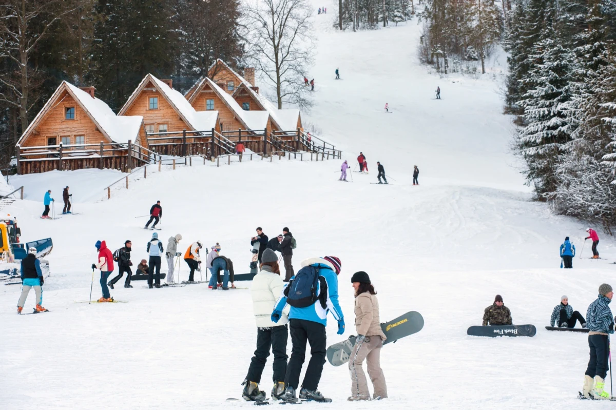 ​Ministerstwo Edukacji Narodowej opublikowało oficjalne terminy ferii zimowych na 2026 rok. Po latach obowiązywania systemu czterech tur, resort zdecydował się na wprowadzenie zmian - zimowa przerwa zostanie podzielona tylko na trzy części. Jak tłumaczy ministerstwo, ma to usprawnić organizację wyjazdów, zmniejszyć zatłoczenie w popularnych kurortach i ułatwić przygotowania szkół.
