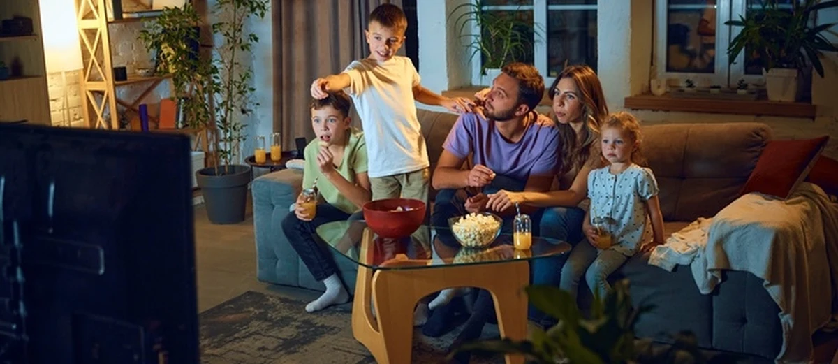 Szukasz telewizora, którego obraz naprawdę robi wrażenie? Duży ekran to dopiero początek – liczy się jakość, żywe kolory i dźwięk, który wciąga w akcję. W tym zestawieniu prezentujemy pięć modeli 75 cali i większych, które zamienią Twój salon w prawdziwe kino. 