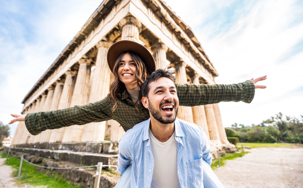 Plaże w Atenach, pizza w Palermo, a może termy w Budapeszcie? Najlepsze pomysły na jesienny wypad