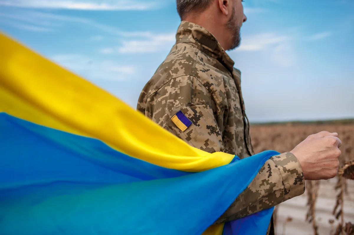 Ukraińskie Siły Obrony przeprowadziły ataki na kluczowe obiekty infrastruktury militarnej i energetycznej Rosji. Celem były zakłady produkujące materiały wybuchowe w Dzierżyńsku oraz terminal naftowy na Krymie. Według ukraińskiego Sztabu Generalnego, działania te mają na celu osłabienie potencjału ofensywnego przeciwnika.