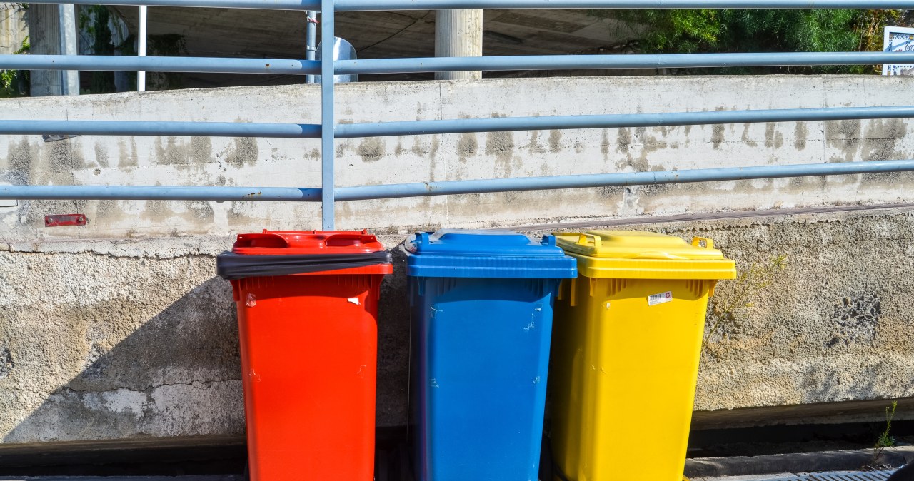 Czerwone kosze pojawiły się na cmentarzach. Co należy do nich wrzucać?