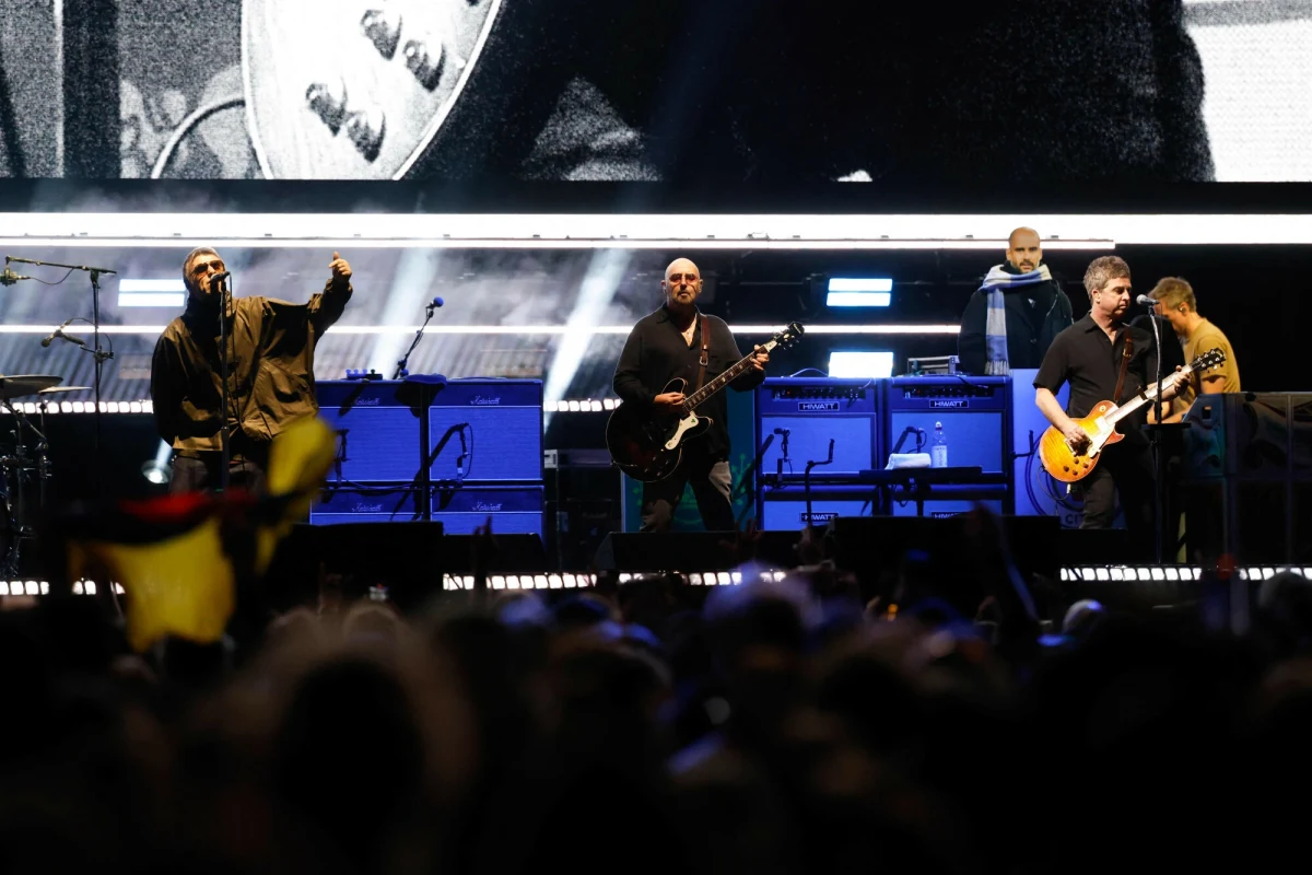 Paul Arthurs, gitarzysta Oasis, ogłosił, że musi opuścić część trasy koncertowej zespołu z powodu kolejnej fazy leczenia raka prostaty. Muzyk uspokaja jednak fanów i zapowiada powrót na scenę już w listopadzie podczas koncertów w Ameryce Południowej.