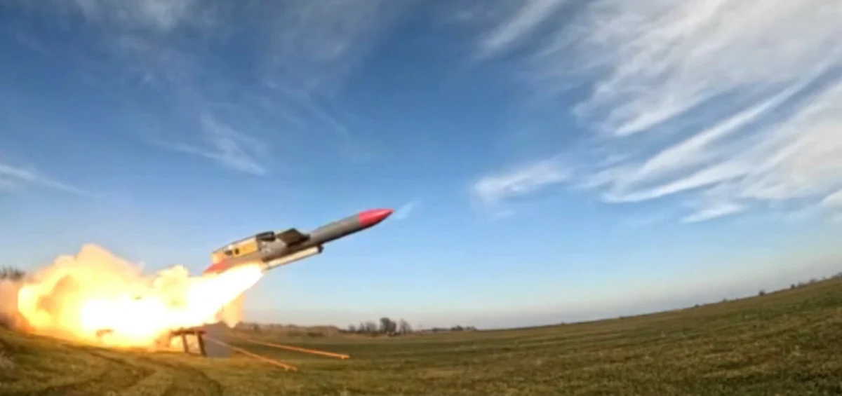 Ukraina planuje znacząco zwiększyć produkcję pocisków manewrujących FP-5 Flamingo, które mają umożliwić skuteczniejsze ataki na rosyjską infrastrukturę wojskową i energetyczną - informuje "The Economist". Nowa broń, zdolna razić cele oddalone nawet o 3 tysiące kilometrów, może znacząco wpłynąć na przebieg wojny w Ukrainie.