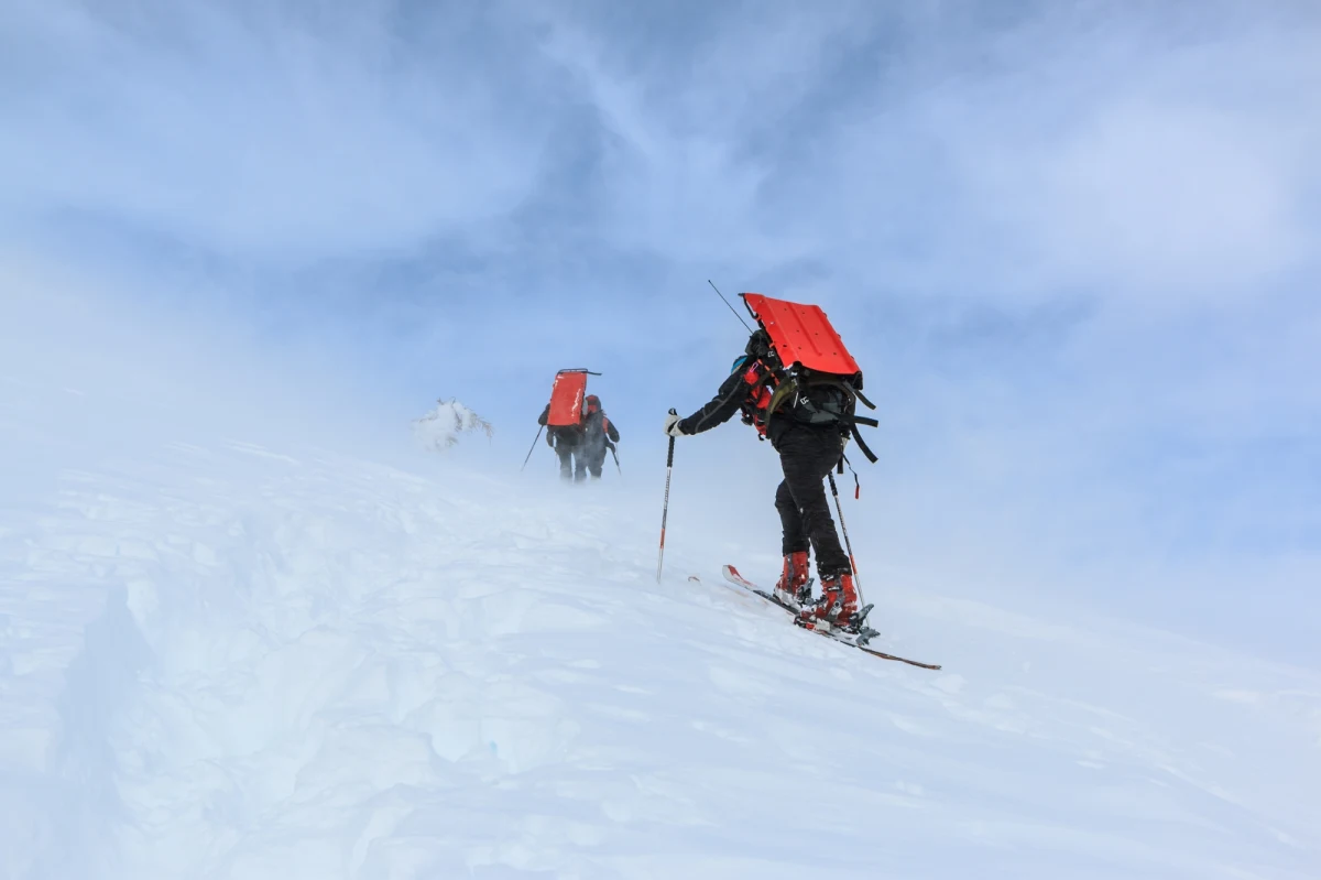 Trzech obywateli Chorwacji zginęło w wyniku lawiny, która zeszła w słoweńskich Alpach Julijskich, poniżej szczytu Tosc. Ratownicy apelują do turystów o rozwagę i przestrzeganie ostrzeżeń pogodowych.