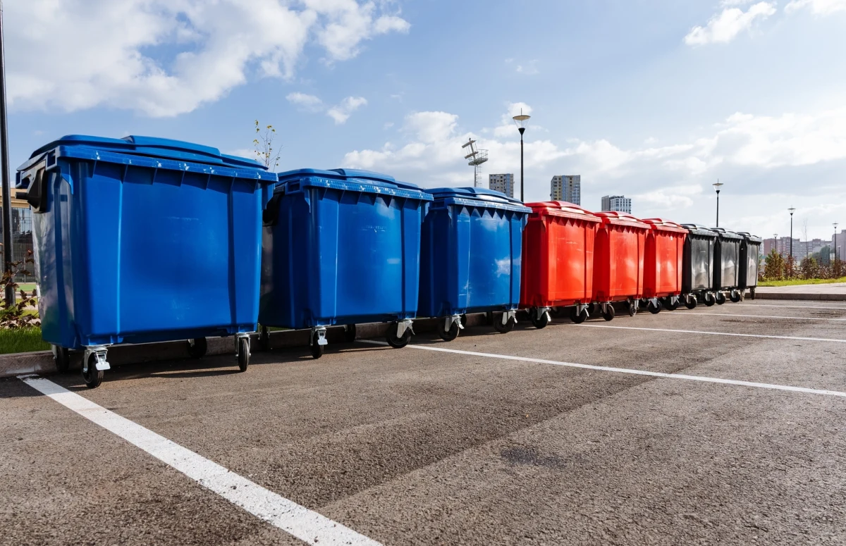 Do niebieskich pojemników na odpady należy wyrzucać papier, do żółtych - metale i tworzywa sztuczne, do zielonych - szkło, do brązowych - bioodpady, do czarnych - opady zmieszane. Co natomiast powinno trafiać do czerwonych, które w coraz większej liczbie pojawiają się w polskich miastach? 