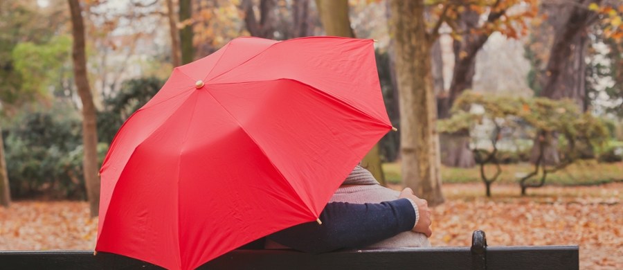 Nadchodzący tydzień przyniesie pochmurną aurę, opady deszczu i wyraźne ochłodzenie. W wyższych partiach gór pojawi się śnieg, a w całym kraju temperatura będzie umiarkowana. Nieco cieplej będzie w weekend. 