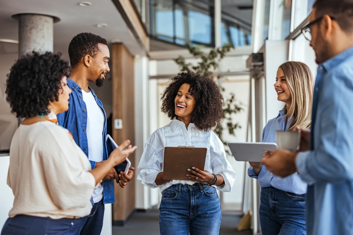Coraz więcej Polaków rozważa zmianę pracy. Jak wynika z najnowszego badania, aż 78 proc. osób deklaruje otwartość na nowe propozycje zawodowe, a 38 proc. Polaków w ciągu ostatnich trzech lat zdecydowało się na zmianę miejsca zatrudnienia. Największą gotowość do zmian wykazują ludzie młodzi, jednak także wśród menedżerów i osób z dłuższym stażem mobilność zawodowa utrzymuje się na wysokim poziomie. Główne motywacje do zmiany pracy to zarobki, stres oraz brak perspektyw awansu.