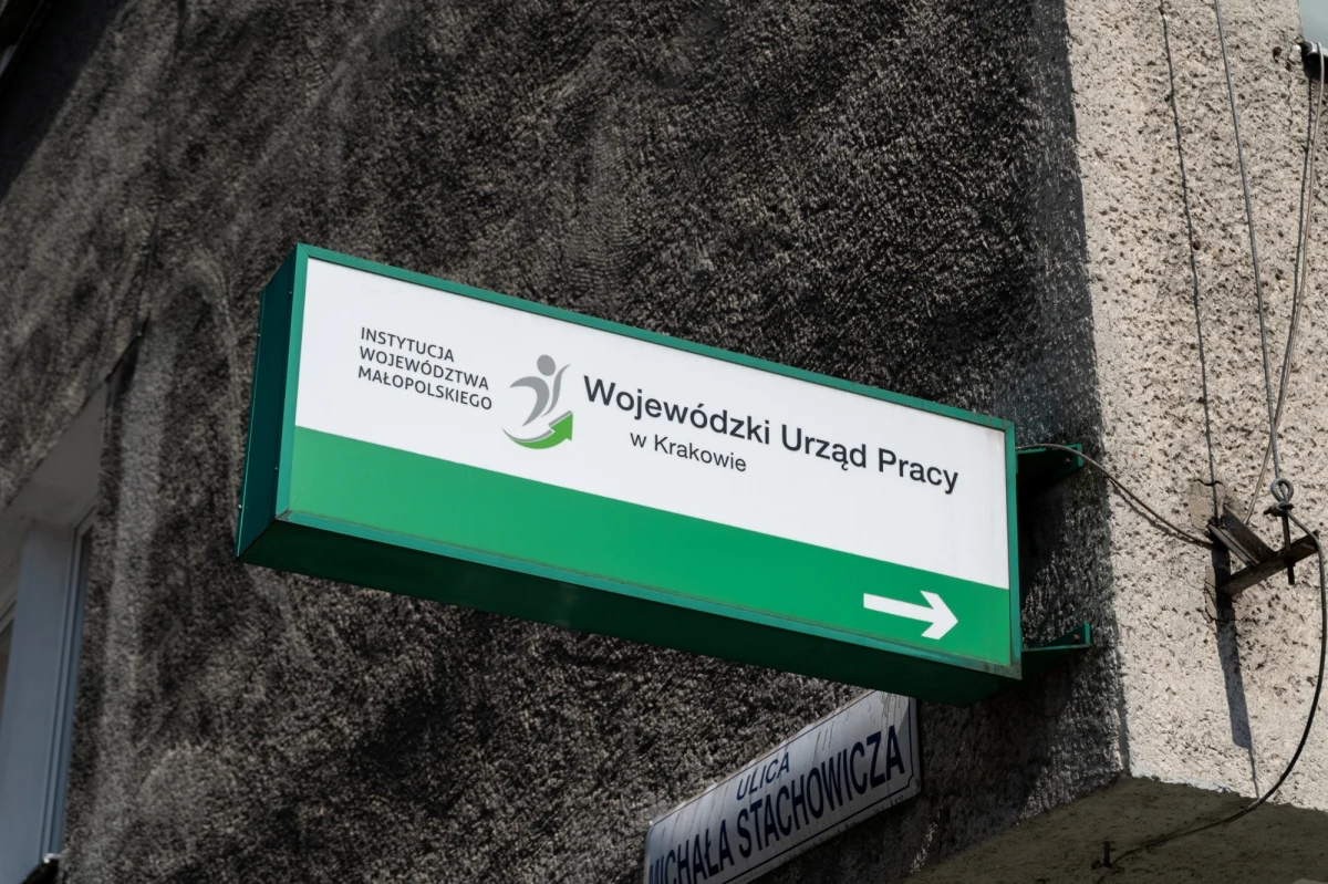 We wrześniu 2025 roku szacowana stopa bezrobocia w Polsce wyniosła 5,6 proc. - poinformowało Ministerstwo Rodziny, Pracy i Polityki Społecznej. Mimo lekkiego wzrostu, Polska pozostaje jednym z liderów pod względem najniższego poziomu bezrobocia w Unii Europejskiej.