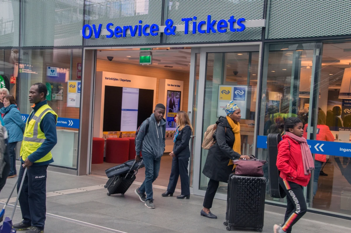 Holenderskie koleje będą wykorzystywać sztuczną inteligencję, by precyzyjniej wykrywać pasażerów jeżdżących na gapę. Ci, którzy zostaną złapani bez biletu, zapłacą więcej niż przed wprowadzonymi 1 października zmianami – kara wyniesie 70 euro.