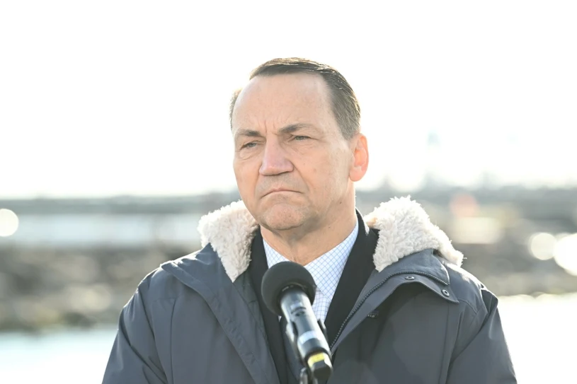 Polacy deportowani z Izraela wylądowali w Europie. Sikorski dziękuje