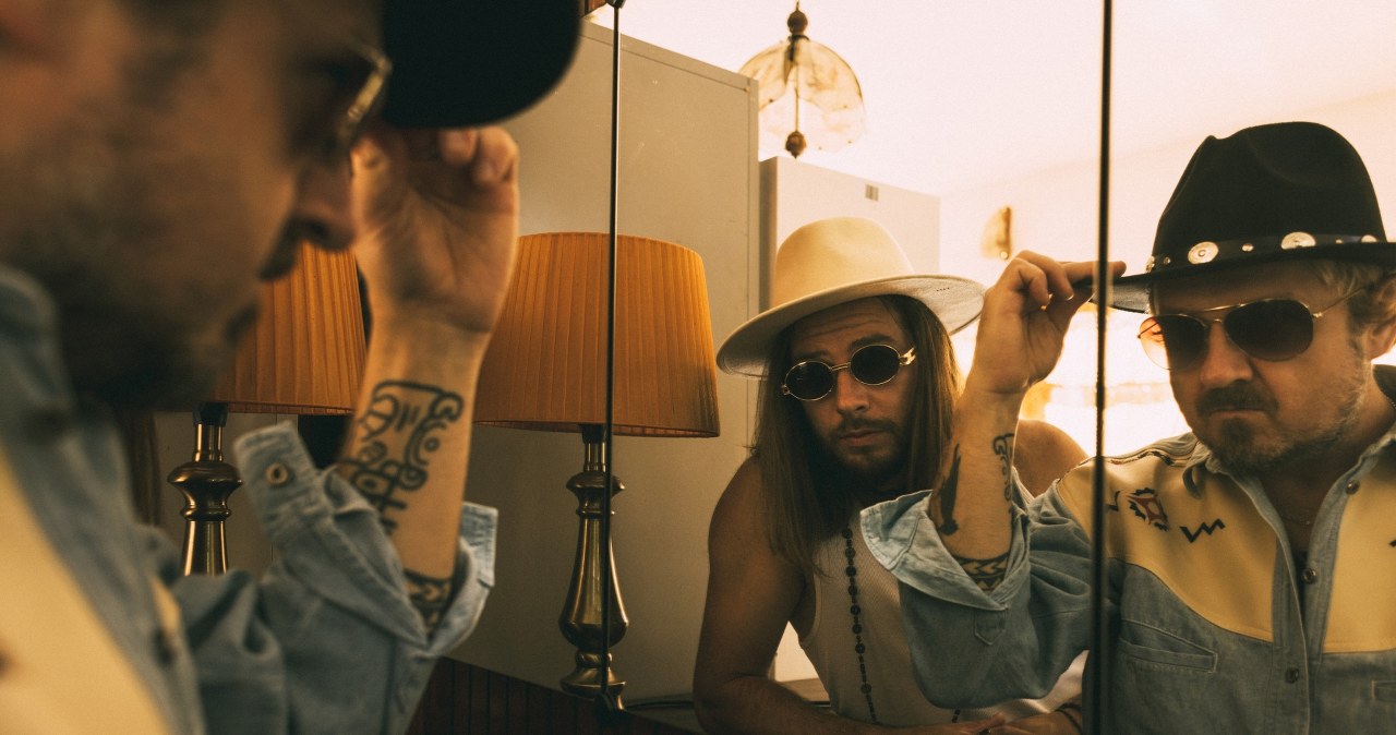 Nagrywał z czołówką polskiej sceny, teraz leci "wyżej". Co już wiemy?