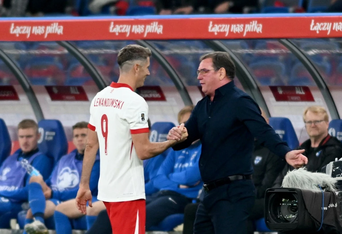 Polscy piłkarze rozpoczęli przygotowania do niedzielnego meczu eliminacji mistrzostw świata z Litwą. Na konferencji prasowej w Katowicach Robert Lewandowski stwierdził, że to spotkanie wcale nie musi być łatwe. "Tam żaden wynik nie jest pewny" – zaznaczył. Był też zaskoczony, że część spotkania, w trakcie której odpowiadał na pytania, była krótka. "O Jezu, dziękuję bardzo! Ale fajny dzień" - ocenił. 