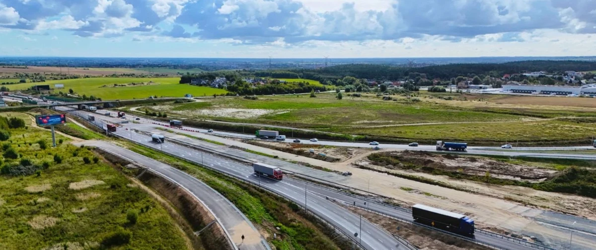 Na Południowej Obwodnicy Gdańska we wtorek rozpoczyna się kolejny etap prac związanych z budową Obwodnicy Metropolii Trójmiejskiej. Roboty będą prowadzone na odcinku drogi S7 pomiędzy węzłami Gdańsk Lipice i Gdańsk Południe. Droga zostanie przebudowana tak, by zamiast dwóch pasów w każdą stronę miała po trzy. Wcześniej jednak trzeba ją zwęzić.