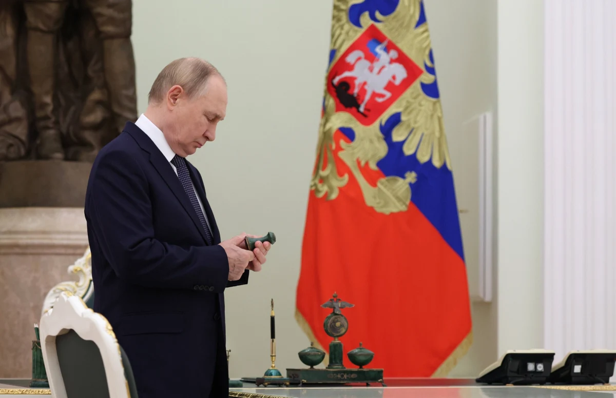 Przywódca Rosji Władimir Putin rozmawiał w poniedziałek przez telefon z premierem Izraela Benjaminem Netanjahu - poinformował Kreml w komunikacie w poniedziałek wieczorem. Rozmowa toczyła się m.in. wokół wydarzeń na Bliskim Wschodzie. Netanjahu miał również złożyć życzenia urodzinowe rosyjskiemu dyktatorowi, bowiem Putin obchodzi we wtorek, 7 października, 73. urodziny.