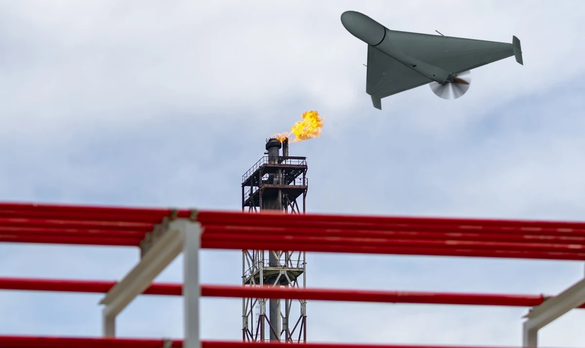 Ukraińskie drony latają coraz dalej, a co za tym idzie - są w stanie atakować rosyjskie cele położone zdecydowanie głębiej w kraju agresora. W poniedziałek wieczorem bezzałogowce Kijowa pokonały dystans 2 tys. km, a ich prawdopodobnym celem była kolejna rafineria ropy naftowej.