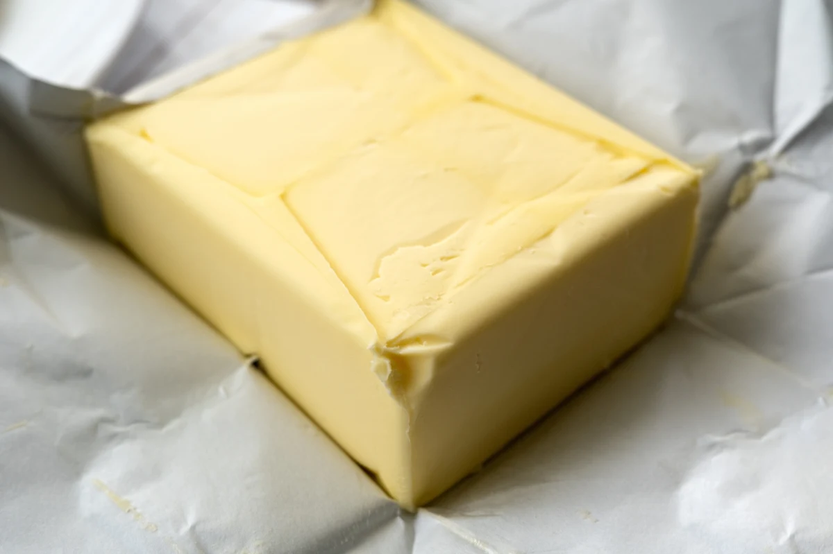 ​Takich cen masła nie widzieliśmy od dawna. W wielu sklepach kostkę można kupić w promocji za mniej niż 4 zł. We wrześniu obniżki były wyjątkowo wyraźne. Z czego to wynika? Sprawie przyjrzał się dziennikarz RMF FM Igor Skrzypek.