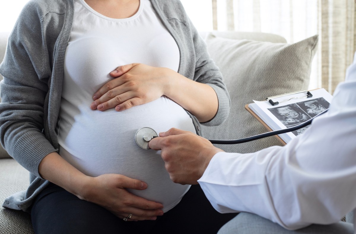 ​Transport ciężarnej karetką na porodówkę? "TOP Mama" wywołuje wątpliwości