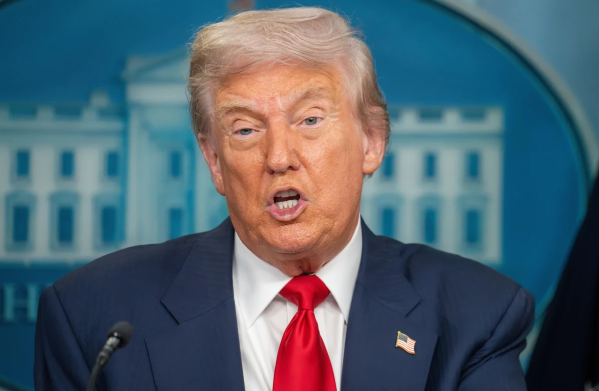 Donald Trump ponownie pojawił się na platformie TikTok. To pierwsze jego wideo od kampanii prezydenckiej w 2024 roku. "Uratowałem TikToka, a młodzi użytkownicy są mi coś winni" - stwierdził na nagraniu. Jego profil na TikToku śledzi ponad 15 mln osób.