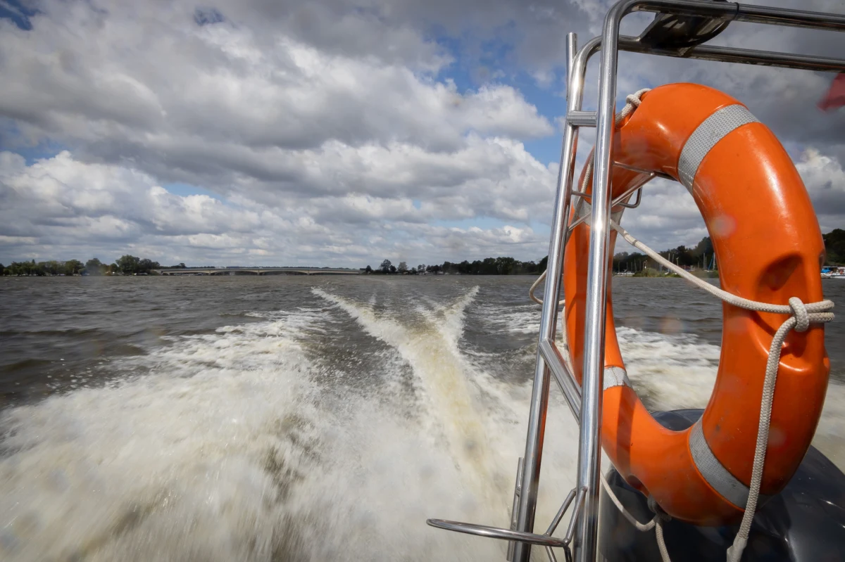 Policja i prokuratura wyjaśniają okoliczności śmierci 27-letniego Kamila C. Jego ciało znaleziono w Jeziorze Turawskim na Opolszczyźnie. Mężczyzna zaginął w czasie imprezy integracyjnej. 