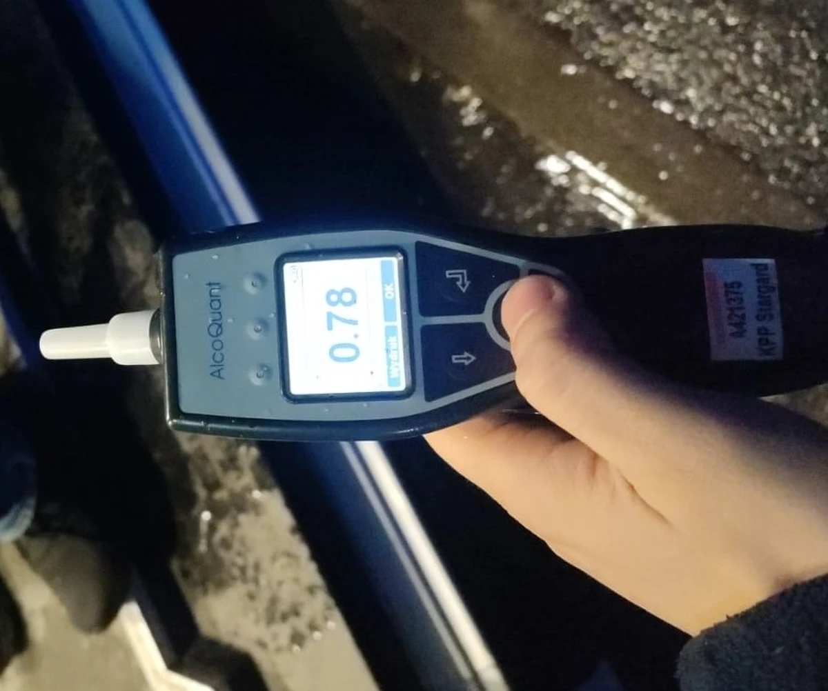 Dwa aktywne zakazy prowadzenia pojazdów miał na koncie mężczyzna ze Stargardu, który nie zatrzymał się do kontroli drogowej. Jak się okazało, 21-letni kierowca był ponadto nietrzeźwy i poszukiwany. Udało się go ująć po policyjnym pościgu.