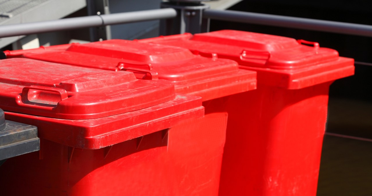 Widziałeś już czerwone kubły na śmieci? Sprawdź, co do nich wrzucać