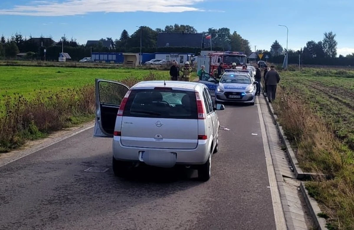 Kierujący samochodem osobowym potrącił trzy osoby, w tym dziecko, w miejscowości Łebcz (Pomorskie). Dwie kobiety i czteroletnia dziewczynka trafiły do szpitala.