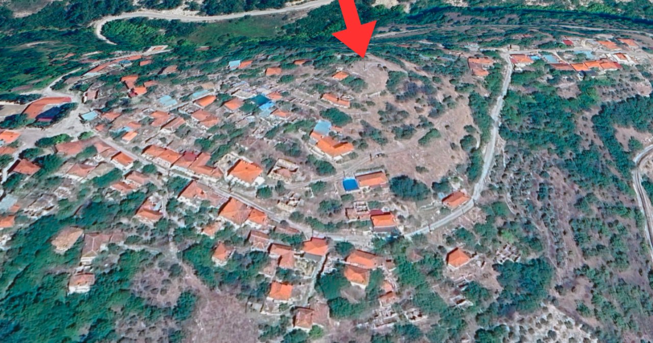 Odkrycie na niepozornym wzgórzu. Jaskinia i tajemnicza postać