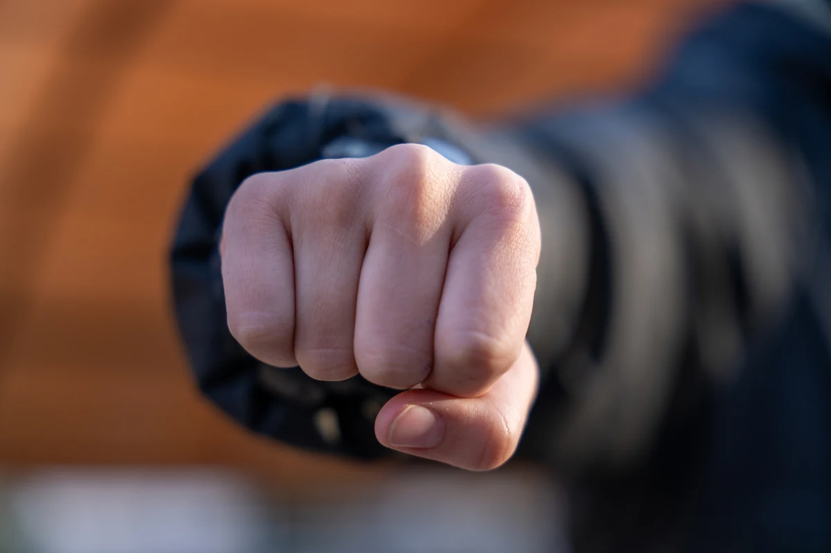 Ośmiu nastolatków pobiło w Kołobrzegu (woj. zachodniopomorskie) swojego rówieśnika. Mimo że sytuacji przyglądał się tłum gapiów, nikt nie zareagował. Matka chłopca postanowiła walczyć o ukaranie sprawców.