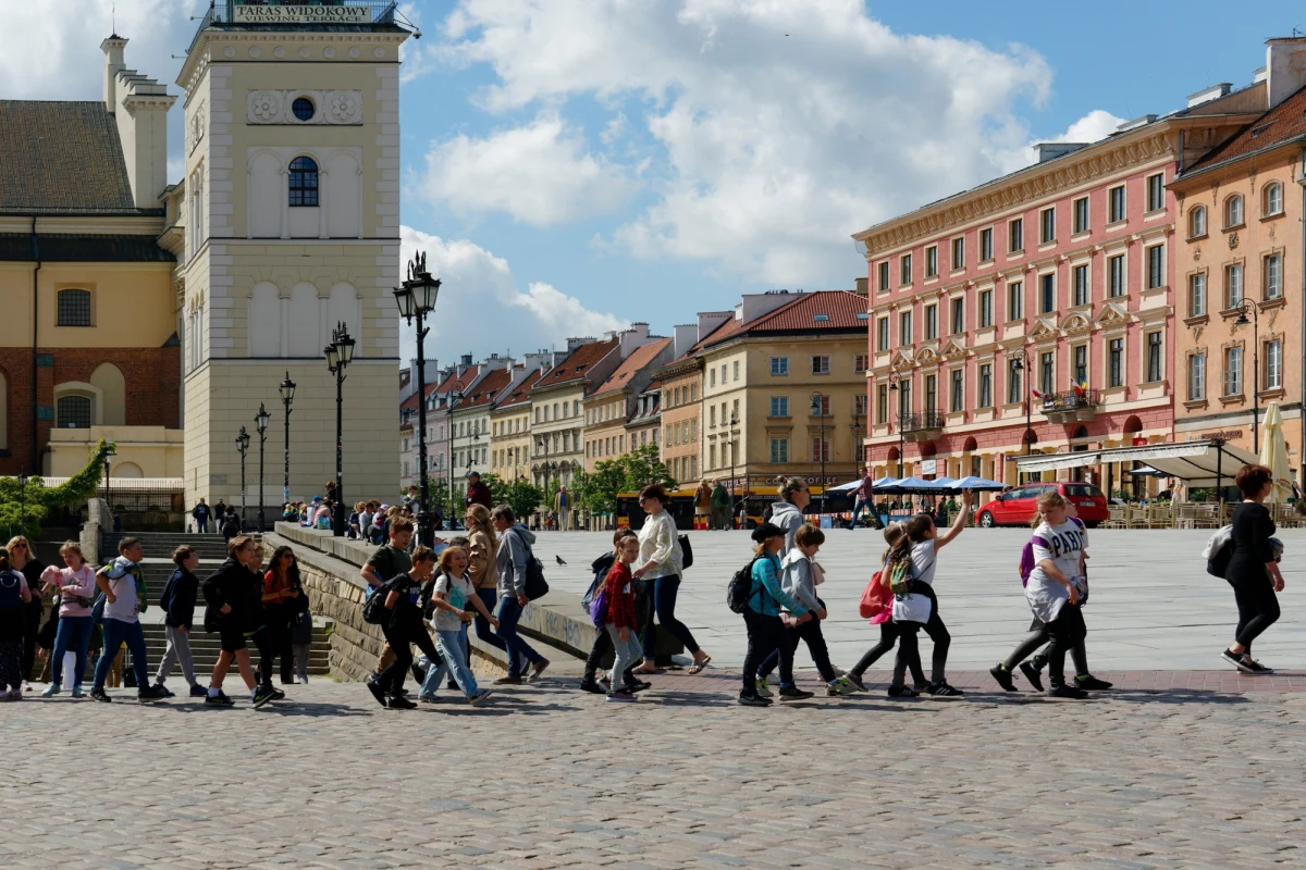 Ministerstwo Edukacji Narodowej opublikowało oficjalne stanowisko w sprawie wynagradzania nauczycieli za udział w wycieczkach szkolnych. Decyzja resortu nie pozostawia złudzeń - pedagodzy nie mogą liczyć na żadne dodatkowe pieniądze za wyjazdy z uczniami. Temat ten budzi ogromne emocje w środowisku oświatowym, zwłaszcza po lutowym orzeczeniu Sądu Najwyższego, które dawało nadzieję na zmianę sytuacji.