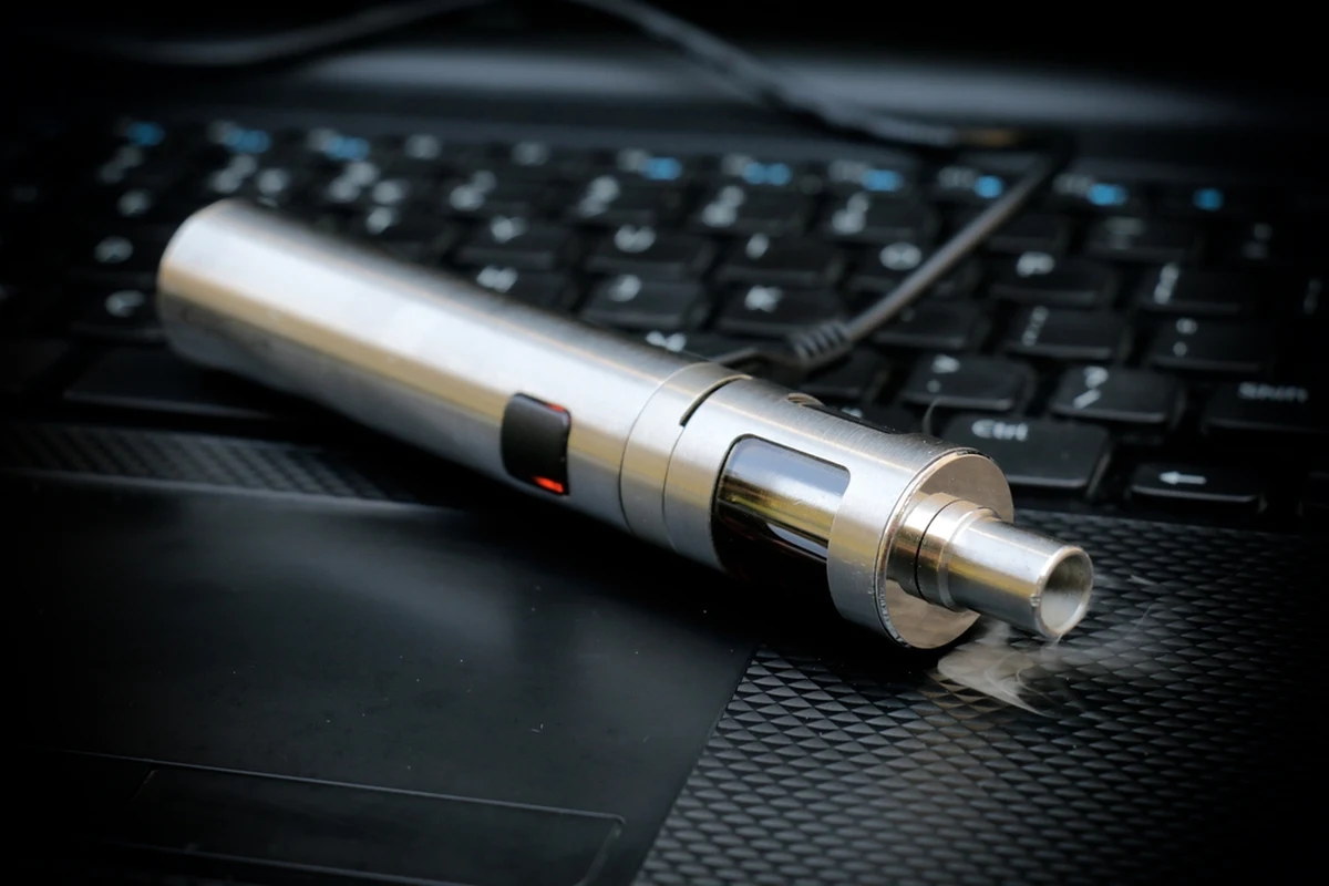 Wiadomo już, jaka była przyczyna pożaru, w którym we wrześniu 2024 r. zginęła 6-letnia dziewczynka z brytyjskiego Leicester. Jak informuje BBC, w czasie śledztwa ustalono, że w pokoju dziecka ładował się e-papieros i to on był źródłem ognia. 